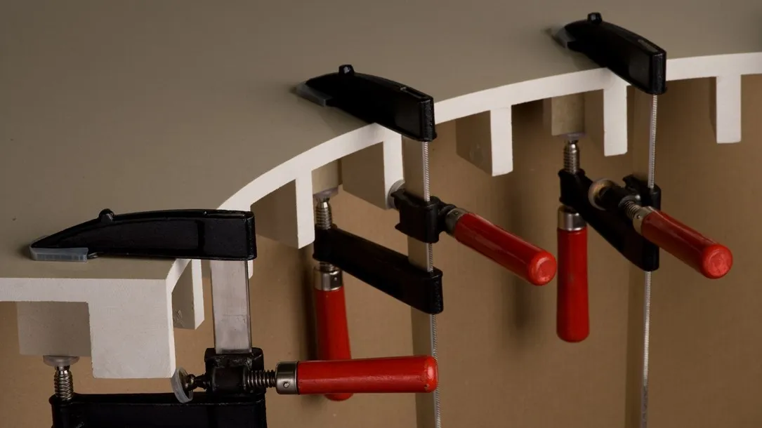 כיפוף בחום של משטח אבן קיסר באמצעות חריצים וקליבות ליצירת קצה מעוגל מדויק.