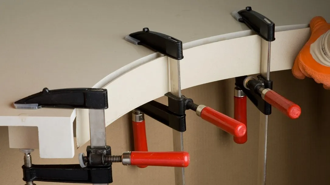 כיפוף בחום של משטח אבן קיסר באמצעות תבנית, קליבות ושטיפה ליצירת קצה מעוגל מדויק.