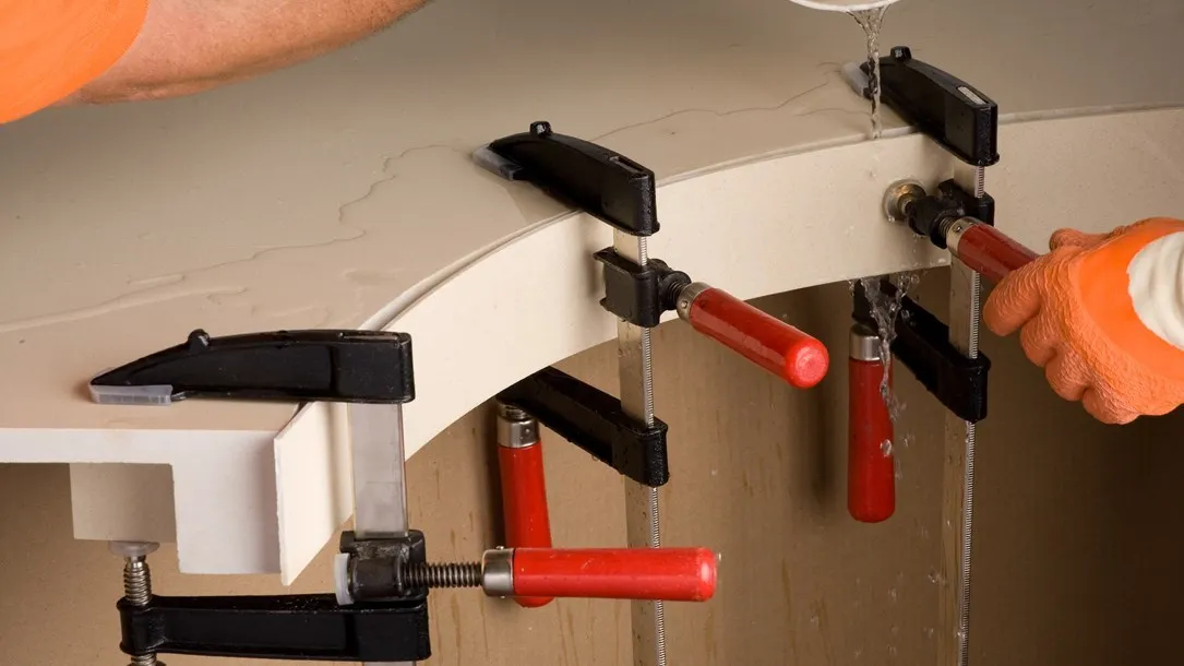 כיפוף בחום של משטח אבן קיסר באמצעות תבנית, קליבות ושטיפה ליצירת קצה מעוגל מדויק.