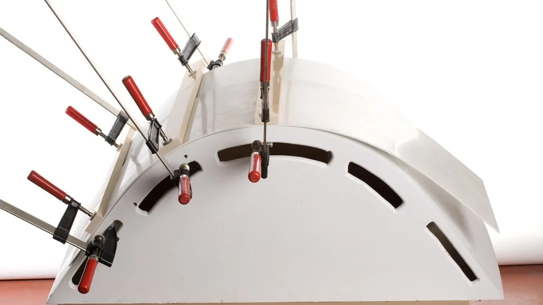 כיפוף בחום של משטח אבן קיסר באמצעות תבנית וקליבות ליצירת עקומה מדויקת.