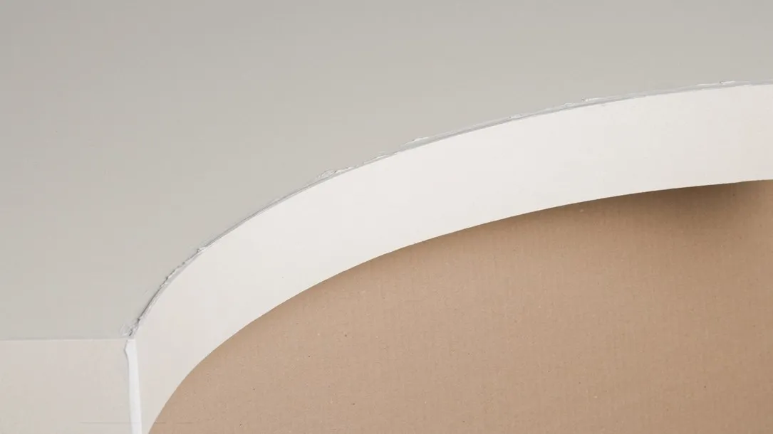 קצה משטח אבן קיסר מעוגל לאחר כיפוף בחום, לפני ליטוש וגימור.